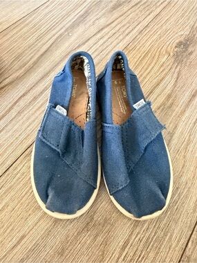 Toms kid blue shoes